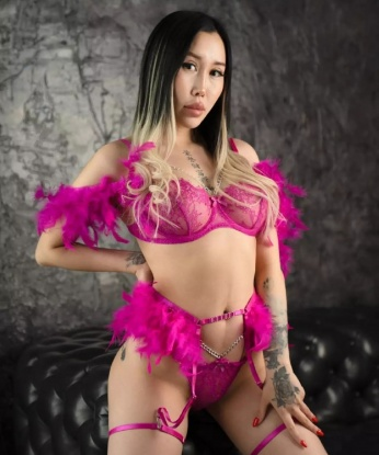 Огненная брюнетка с аппетитной фигурой жаждет страстных приключений. Приезжай ко мне и полностью отдайся моим нежным искусствам. Со мной ты почувствуешь себя королем в постели! 2535, 23 года